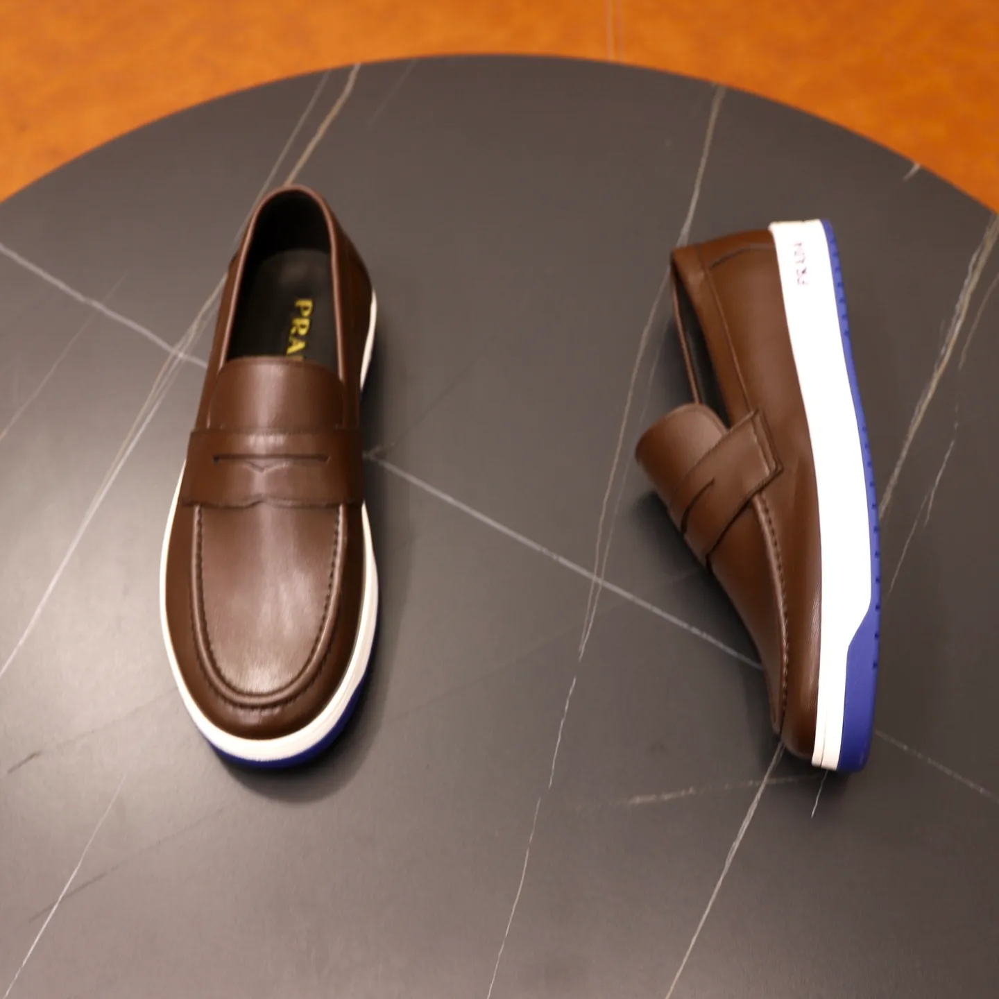 Factory price: 💰640 Prada classic men’s lace-up casual shoes | Imported cowhide upper | Upper stitching layered design, light and breathable | Soft and comfortable | Decorated with PRADA letters on the side | Distinctive sports style, showing the brand style | Lightweight concave and convex pattern rubber soles | Matched with cowhide foot pad lining | Excellent foot feel, fashionable and elegant | Size: 38-44 (45 customized)